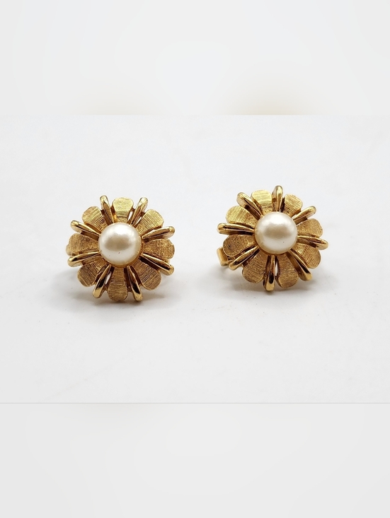 Trifari Jewelry - Crown TRIFARI goldtone flower & faux pearl center clip-on earrings